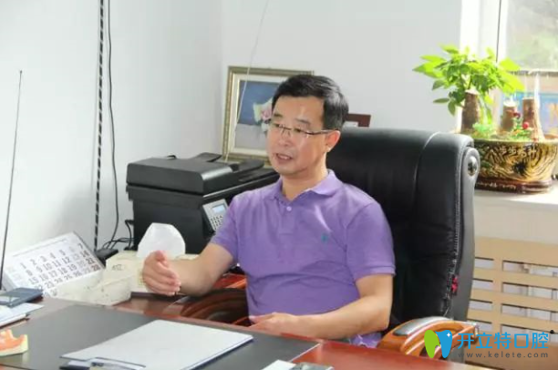 辦公中的劉登豐院長(zhǎng)