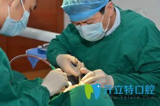 杭州時光口腔金楨粲種植牙手術(shù)操作現(xiàn)場圖