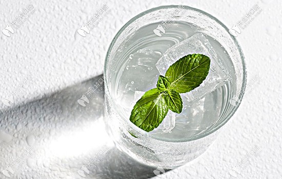口含冰水鎮(zhèn)痛