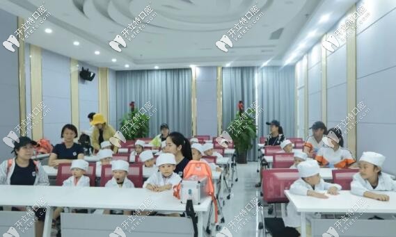 ?？谖⑿谇会t(yī)院小小牙醫(yī)活動(dòng)現(xiàn)場(chǎng)