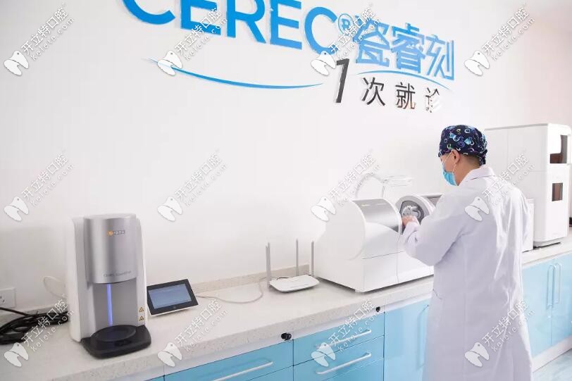 為張大爺制作牙冠的瓷?？淘O(shè)備