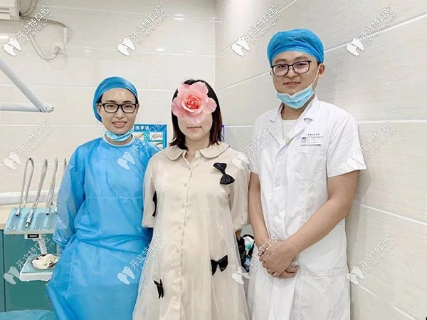 地包天矯正結(jié)束時劉女士與韋博口腔醫(yī)生合影留念