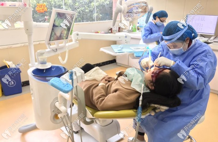 牙管家醫(yī)生為顧客的治療過(guò)程