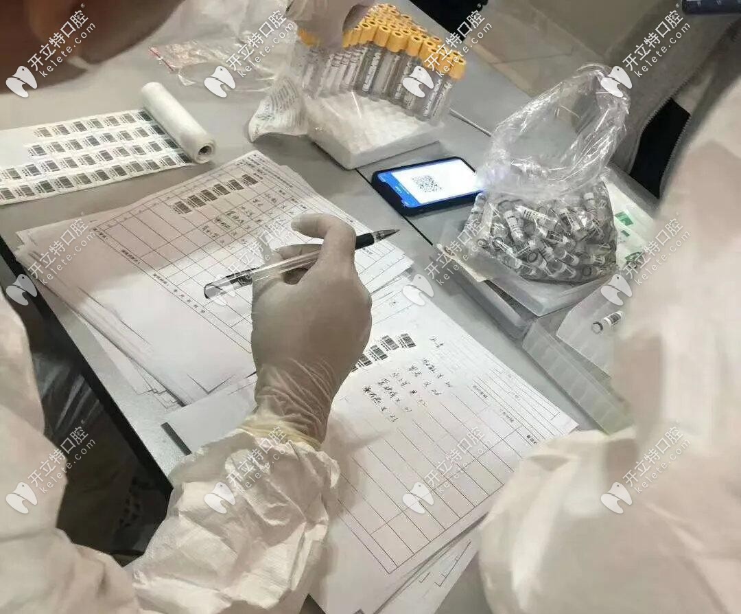 醫(yī)護人員進行核酸檢測